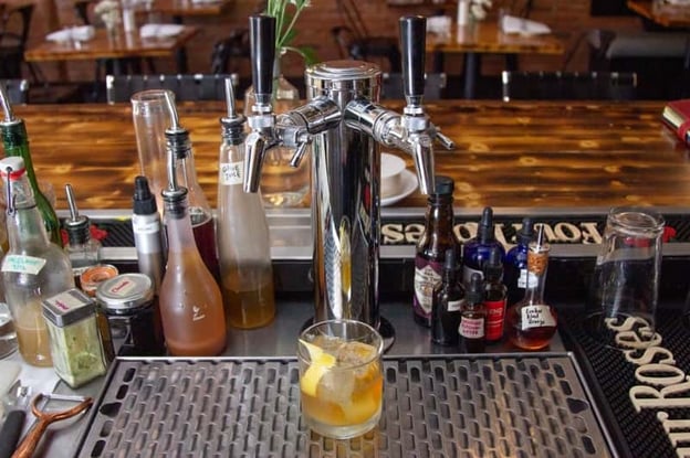 Triple cocktail on tap system in bar environment